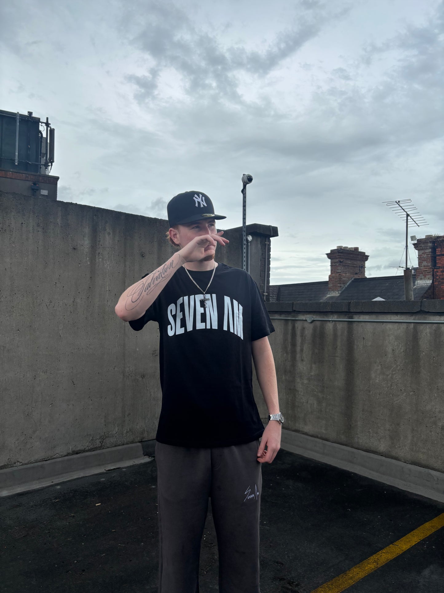 Arch Logo Tee [dubh]