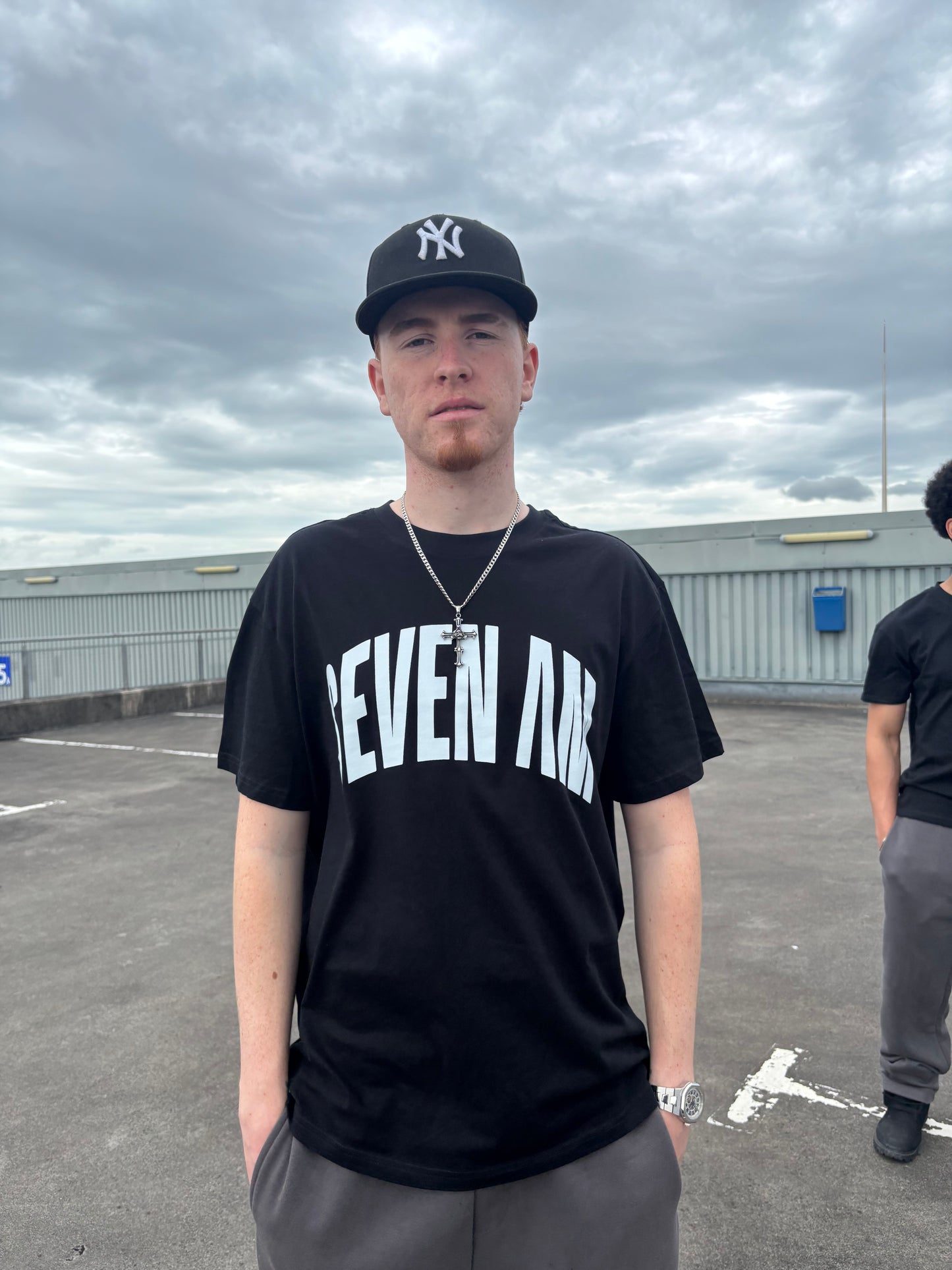 Arch Logo Tee [dubh]