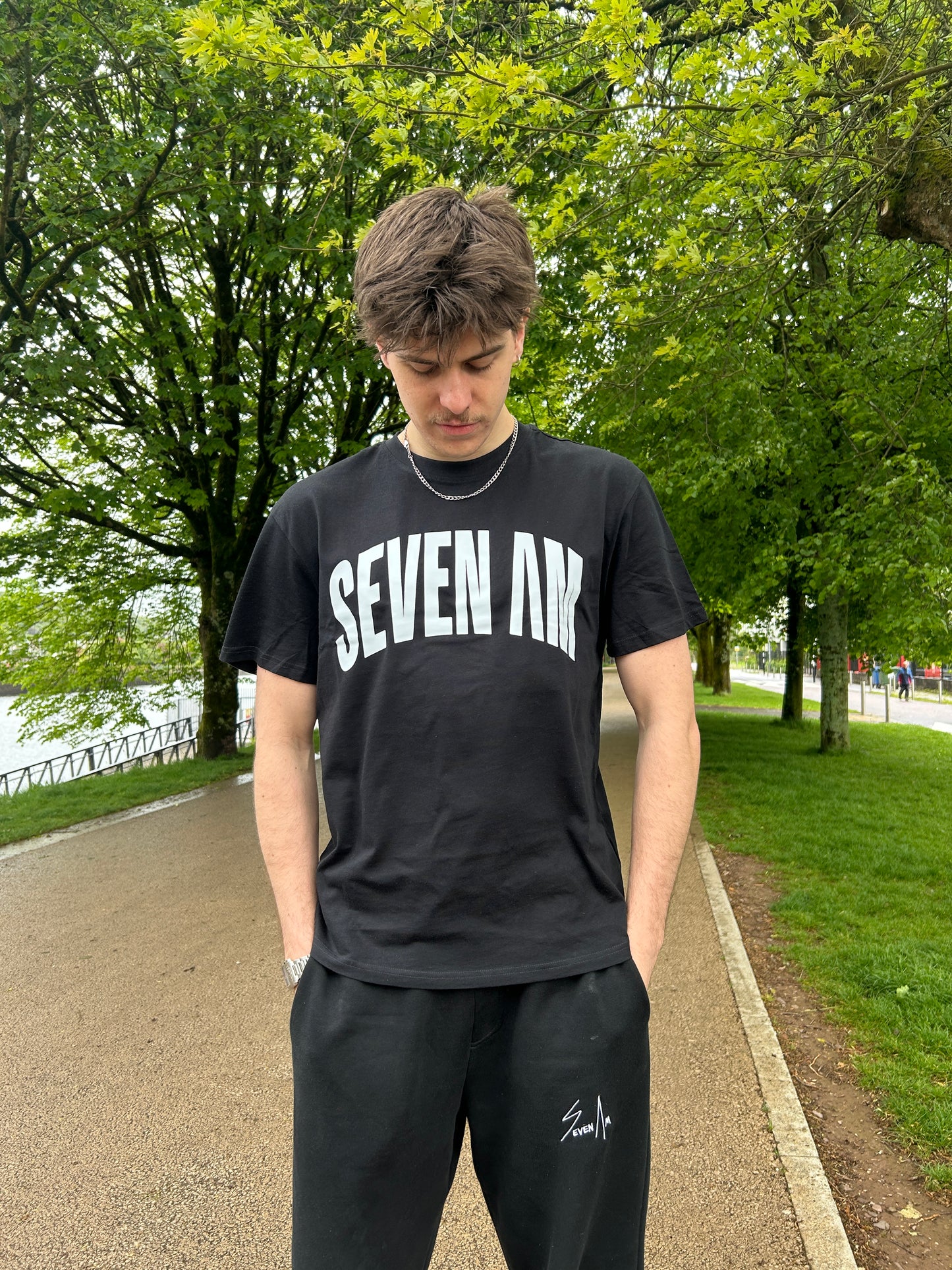 Arch Logo Tee [dubh]